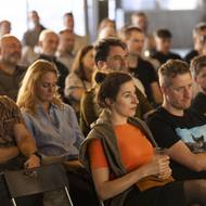 Publikum v Trojském pivovaru. 