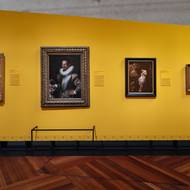 Uprostřed je Portrét muže v brnění od Lavinie Fontany. Plátno z konce 16. století patří do sbírky Národní galerie v Dublinu.