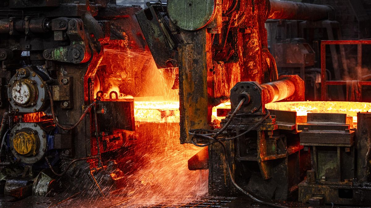 Tykač nalil miliardy do svých severských oceláren