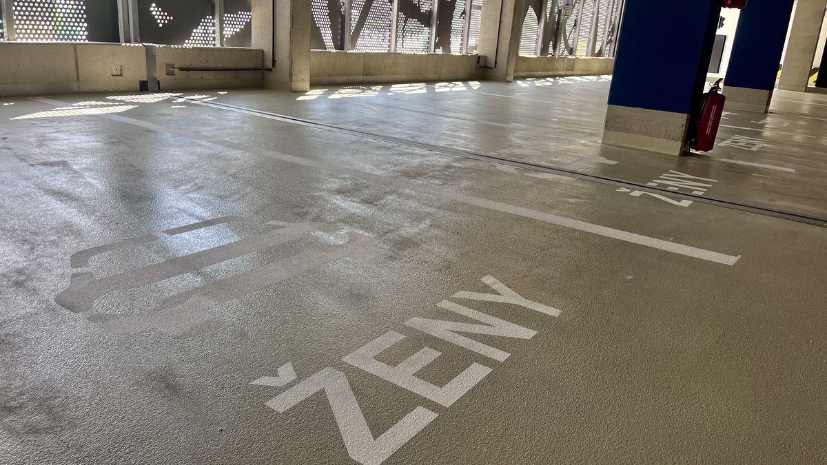 Brno zavádí parkovací místa pro ženy. Kvůli bezpečnosti