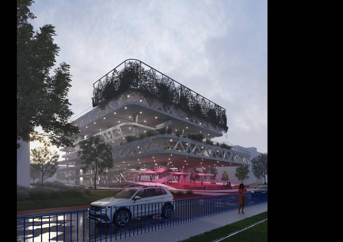 Parkovací dům ve večerním osvětlení.