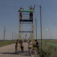 Každý den přicházejí do nemocnice oběti útoků. Podle ředitele nemocnice Vadyma Babkova drony „nešetří ani zdravotníky, ani civilisty“. „Všichni jsme v ohrožení,“ dodal. (Instalace protidronových sítí v Doněcké oblasti.)