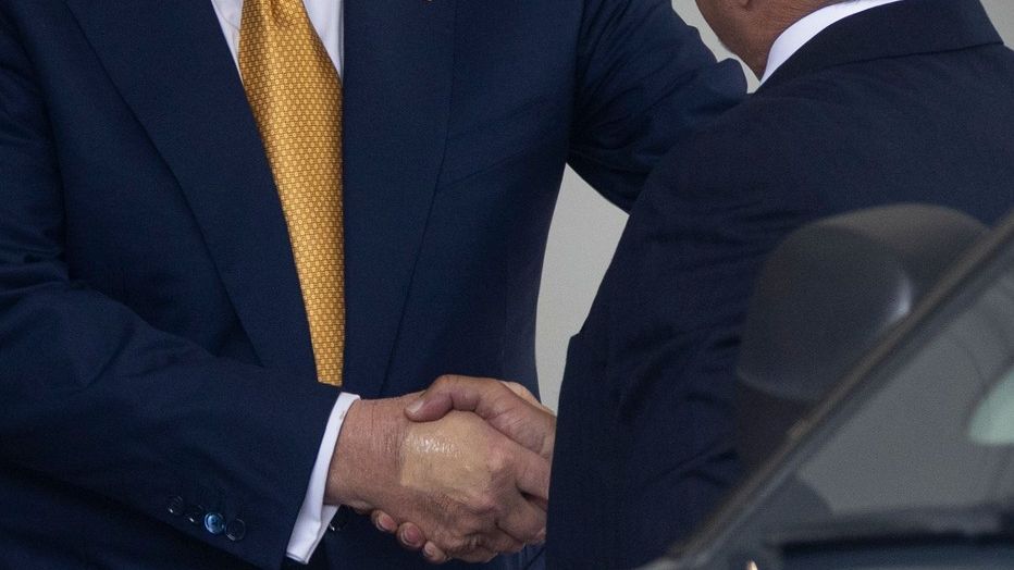 Trump má chronickou žilní nedostatečnost, spekulace spustily fotografie prezidenta