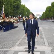 Vojenská přehlídka se po loňském přesunu kvůli olympijským hrám vrátila zpět na bulvár Champs Élysées.