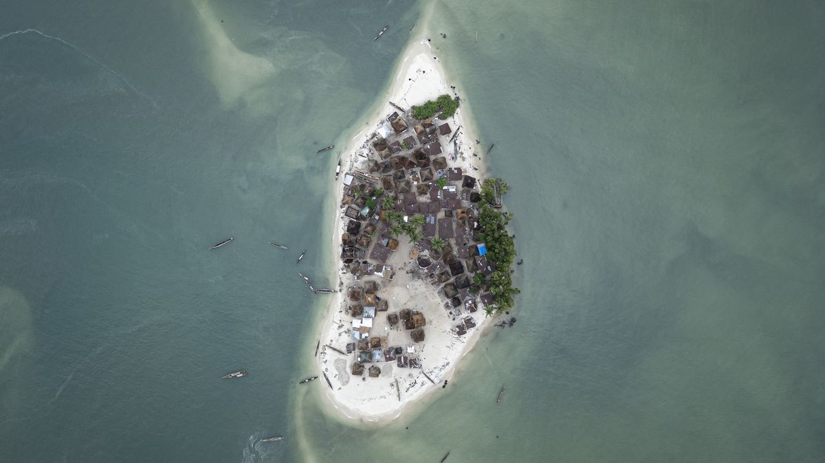 Fotky: Dvě třetiny ostrova pohltilo moře. Lidé věří, že domov ztratí úplně