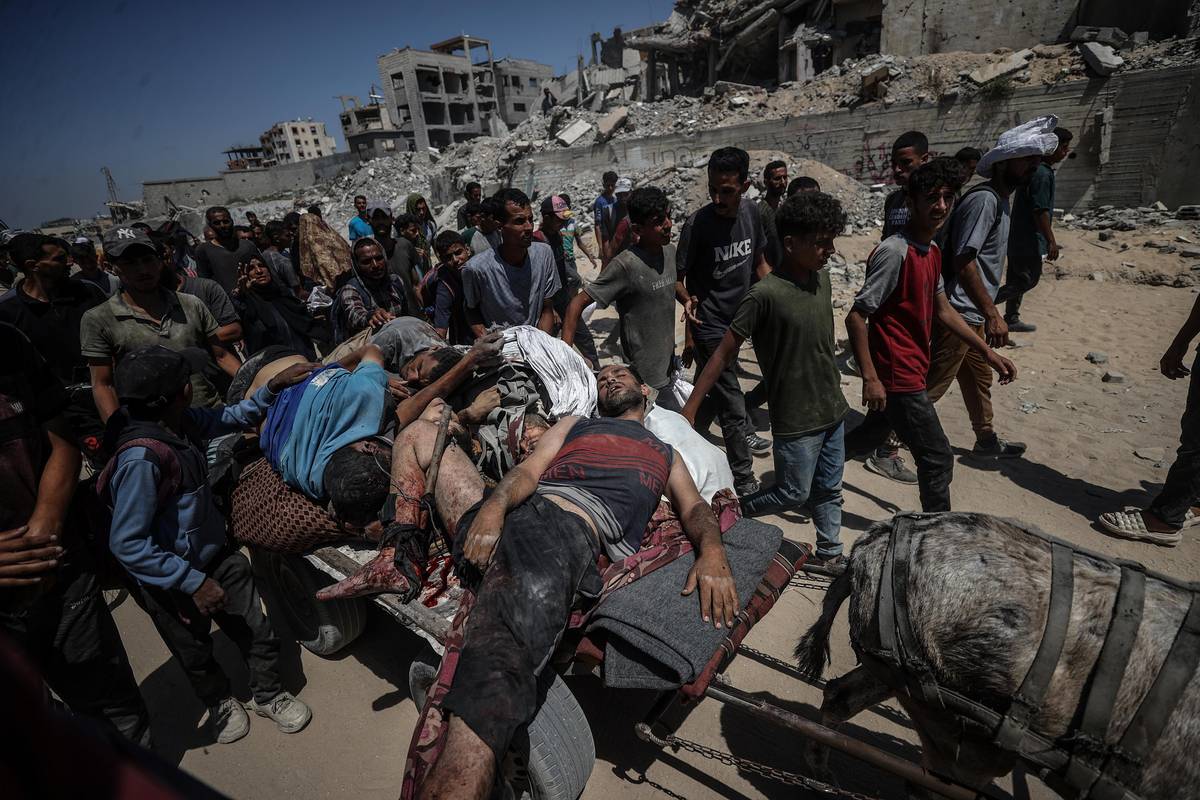 Zatím poslední incidenty hromadného úmrtí u střediska pro distribuci humanitární pomoci se staly o víkendu. Úřady kontrolované teroristickým hnutím Hamás v neděli hlásily zabití 73 civilistů, včetně dětí po izraelské střelbě do davu, který u hraničního přechodu do Izraele čekal na pomoc. Izrael podobné incidenty zdůvodňuje pohybem podezřelých osob.
(Zranění Palestinci převáženi do nemocnic po střelbě v oblasti Zikim, 20. července.)