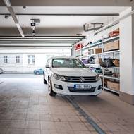 Součástí některých velkometrážních bytů bývá i garážové stání nebo vlastní vstup.