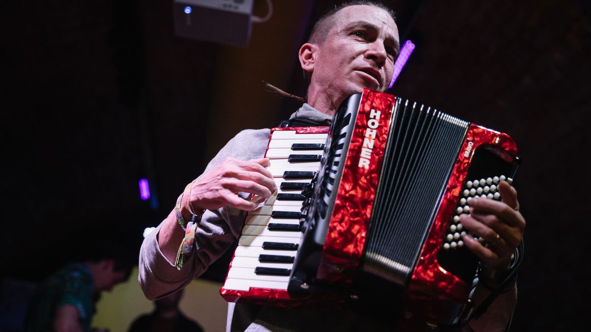 Chránit svůj národ, nebo erekci? Vyberte nejbizarnější volební song