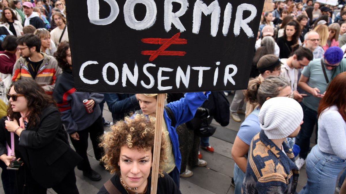 V románu známého muže dostihne nařčení mladé ženy