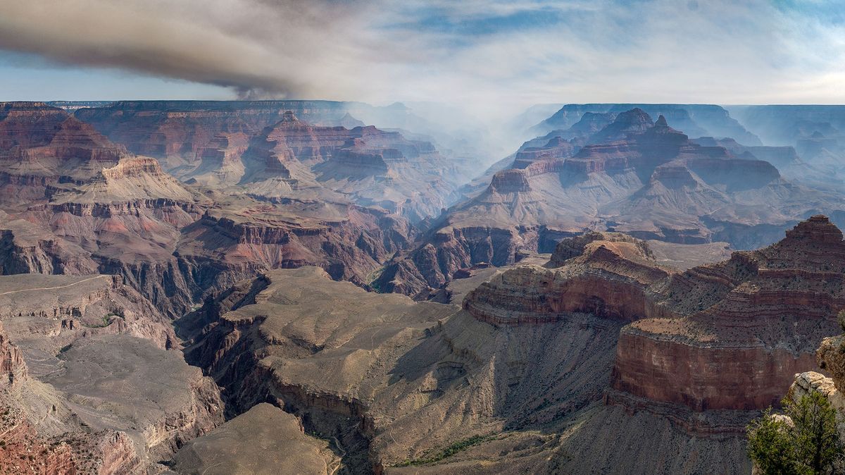 Fotky: Grand Canyon hoří. Plameny zničily také ikonickou historickou chatu