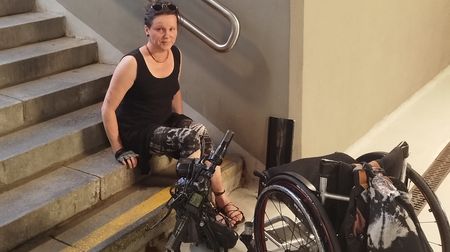 „Dneska nikam nepojedete.“ Vozíčkáři se na nádraží musí plazit po schodech