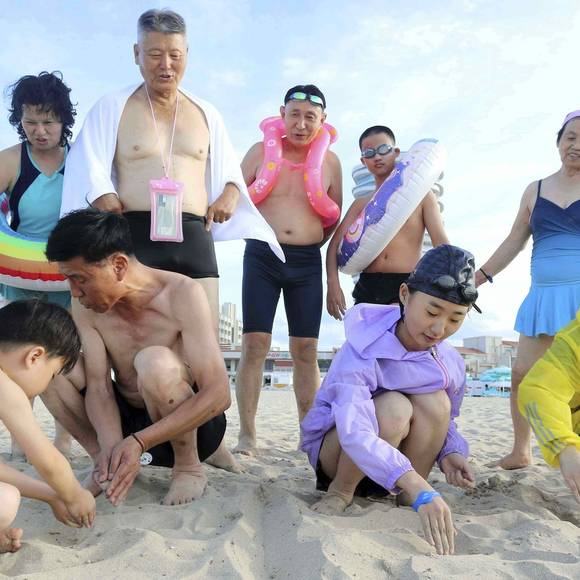 Například Čína, další spojenec KLDR, zatím turistům nepovolila ve větším do země jezdit, připomínají The New York Times. Peking se údajně obává přílišného sblížení Pchjongjangu s Moskvou.
(Wonsan Kalma, 1. července.)