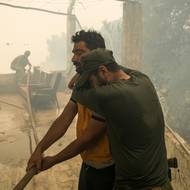 Podle syrských úřadů se hasičům druhý den po vypuknutí požáru podařilo dostat pod kontrolu 90 procent hořící ploch, ale výbuchy zapomenuté munice a silný vítr oheň znovu rozšířily. 


(Hasiči a dobrovolníci v oblasti Qastal Maaf , 5. července.)