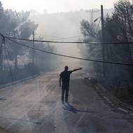 I požár v blízkosti Athén si vyžádal evakuaci několika lidí, policisté chodili od domu od domu, aby je na nutnost odchodu upozornili.
(Požár v Pikermi na předměstí Athén,  vyfoceno 3. července.)