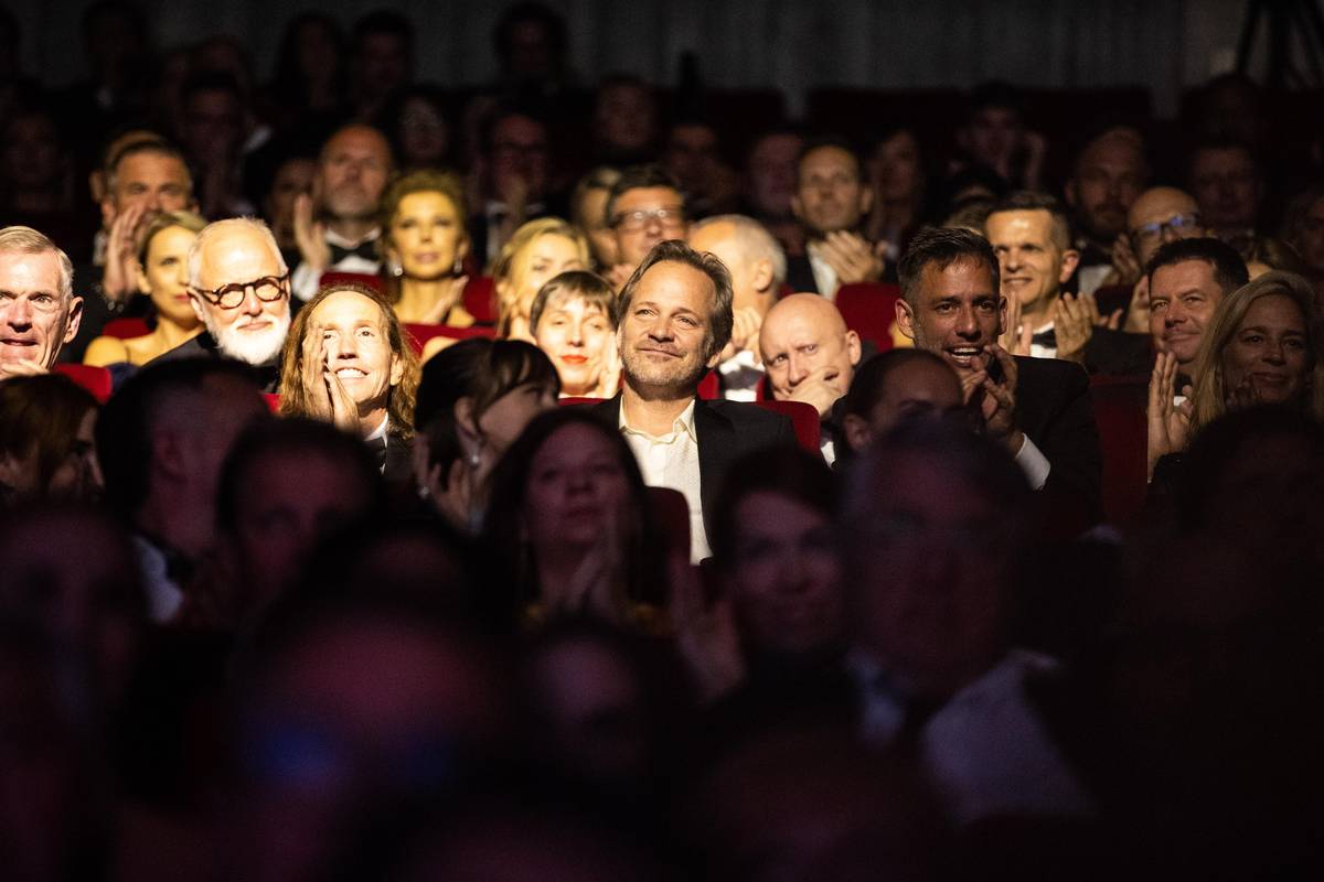 Načež v Thermalu uvedl film Jak nezískat Pulitzera.