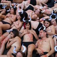 Tradice má však také své odpůrce, na snímku leží na zemi lidé protestující za práva zvířat, vyfoceno 5. července v Pamploně.