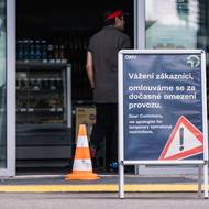 Obchody či benzínové stanice bez proudu.