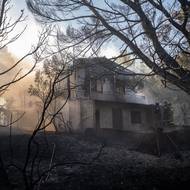 Řecko během letních měsíců často postihují požáry, které jsou podle úřadů v posledních letech kvůli změně klimatu stále ničivější. Hasiči ve středu večer bojovali s ohněm také na ostrově Kythéra nebo v řeckém pevninském regionu Chalkidiki.

(Pikermi u Athén, vyfoceno 3. července.)