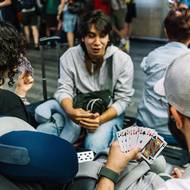 Cestující na pražském hlavním nádraží v době blackoutu.