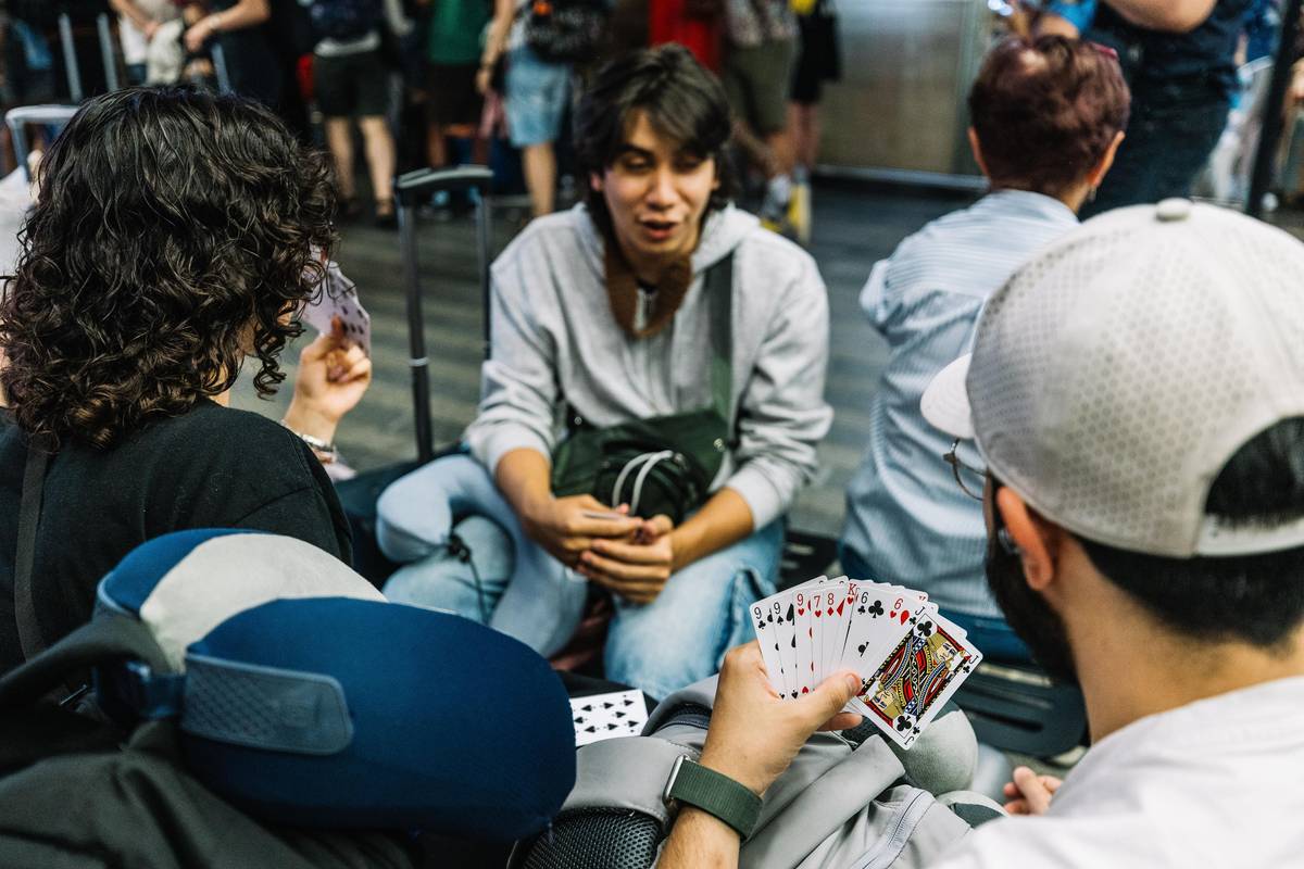 Cestující na pražském hlavním nádraží v době blackoutu.