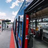 Tramvaje se zastavily tam, kde zrovna byly. Například i v Hostivaři.