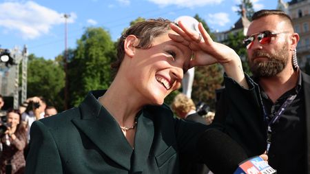 Obrazem: Karlovarský festival začal, celebrity se prošly po červeném koberci