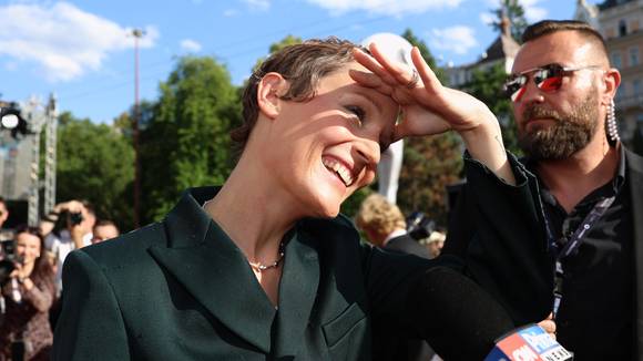 Obrazem: Karlovarský festival začal, celebrity se prošly po červeném koberci