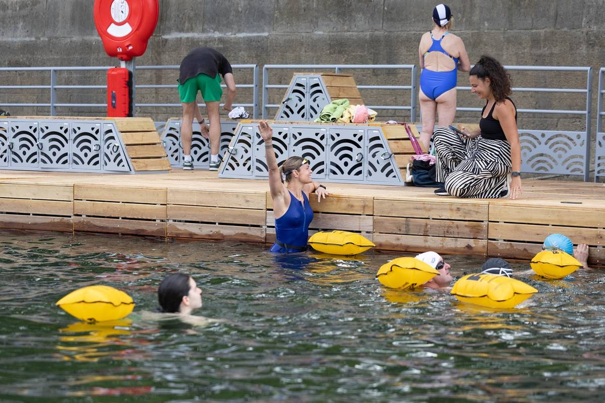 Paříž dnes otevřela na Seině tři plovárny pro veřejnost. 