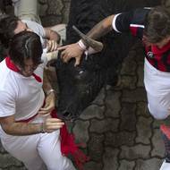 Jedna z aktivistek z balkonu radnice tohoto severošpanělského města v přímém přenosu španělské televize anglicky zvolala: „Stop Genocide. Free Palestine“, tedy „Zastavte genocidu. Osvoboďte Palestinu“.