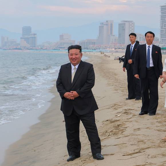 Jde o klíčový projekt, který severokorejský vůdce Kim Čong-un již několik let prosazuje v rámci podpory cestovního ruchu. Minulý týden se ostatně Kim otevření turistické oblasti osobně zúčastnil. Slíbil vybudování dalších velkých zón.