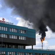 Při tzv. flérování se chemička zbavuje přes hořáky průmyslových plynů, musí je bezpečnostně spálit na hořácích.