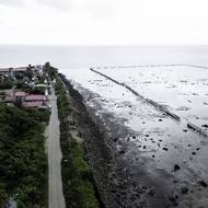 Surinam, nejmenší jihoamerická země, čelí silné pobřežní erozi a stoupající hladině moře, což ohrožuje komunity podél jeho zranitelného pobřeží. (Pobřeží letoviska Weg naar Zee v Paramaribu, 23. května.)