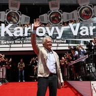 Následně zamířil na červený koberec.