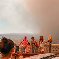 V největším městě jižní Francie tak jako jinde ve Středomoří právě začal vrchol letní turistické sezony. Kouř z požárů už je tam cítit. „Vyhněte se všem venkovním aktivitám a neblokujte nouzové přístupové cesty,“ vyzvala marseilleská radnice.