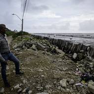 Jelikož se voda již dotýká nohou více než 240 tisíc obyvatel hlavního města, začal Surinam budovat hráz. Ta bude dlouhá 4,5 kilometru a přijde na 11 milionů dolarů, které vláda slíbila ze státní pokladny.