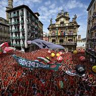 Podle předběžných zpráv utrpělo pět lidí pohmožděniny a jeden člověk zranění na noze. Není však jasné, zda zraněného nabralo zvíře na rohy.