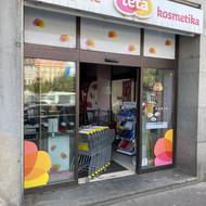 Prodavačky v drogerii Teta na pražských Vinohradech ve po půl druhé odpoledne popisovaly, že jsou bez elektřiny už skoro dvě hodiny.