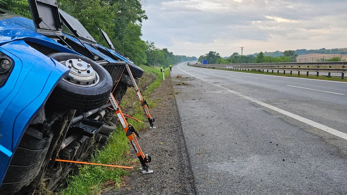 Na dálnici D2 u Podivína havaroval autobus, záchranáři ošetřili šest zraněných