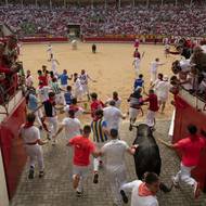 V roce 1980 dva býci zabili čtyři běžce. Naposledy zemřel člověk při útěku před býky v roce 2009, uvedla agentura AP. K večeru se v býčí aréně konají s býky zápasy.