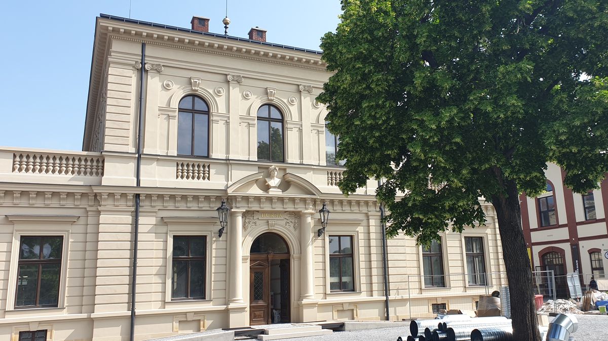Obchodovalo se tu s dobytkem, teď se burza v Holešovické tržnici mění v restauraci
