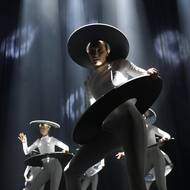 Choreografii jako tradičně vymysleli bratři Cabanové. Následovala rychle pulzující elektronická hudba. To už byly na jevišti skoro tři desítky tanečnic v černém.