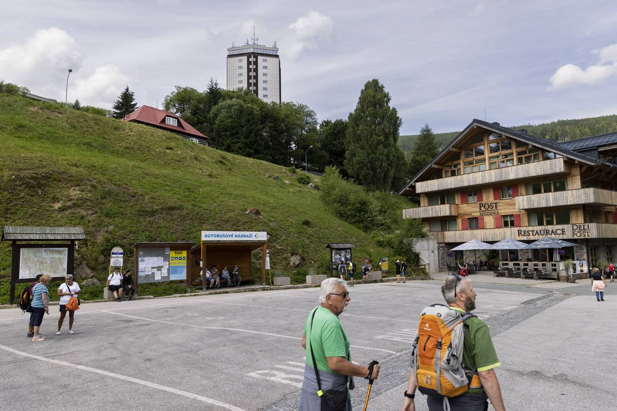 Pec pod Sněžkou - brána do Krkonoš, kam proudí přes sezonu každý den desetitisíce lidí. 