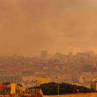 Kvůli silnému větru a hrozbě, že se plameny budou dál šířit, úřady nařídily evakuaci v okolí Les Pennes-Mirabeau. „Je to pozoruhodné, dokonce apokalyptické,“ komentovala požár pro agenturu Reuters Monique Baillardová ze zmíněného města. Řada sousedů už prý odešla před vyhlášením evakuace.