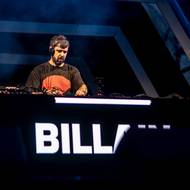 Pohyb lidí monitorují i drony, aby se dal pohyb osob koordinovat.