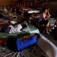 Obyvatelé Abejera de Tabara, kteří byli kvůli lesním požárům vysídleni, našli útočiště v auditoriu Leticia Rosino v Tabaře ve Španělsku, 14. srpna.