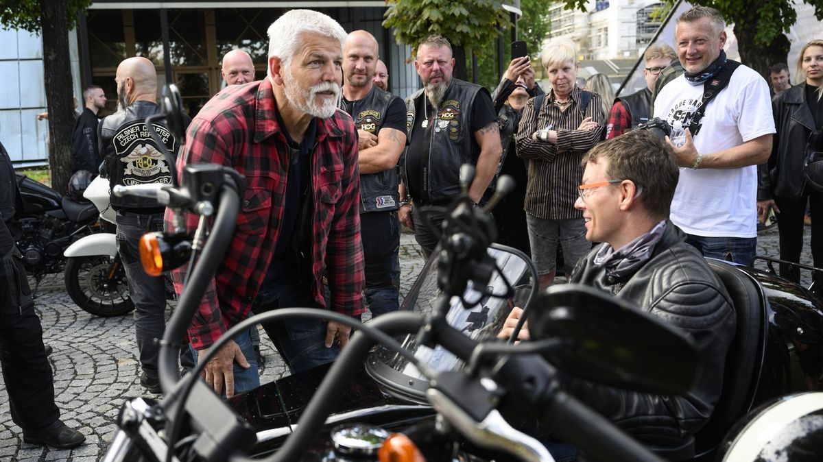 Obrazem: Spanilá jízda harleyů projela Prahou, přidal se i prezident Pavel