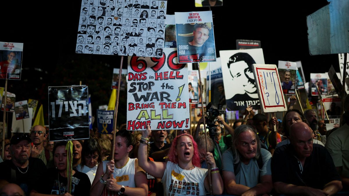 V Tel Avivu demonstruje 350 000 lidí za příměří a propuštění rukojmích