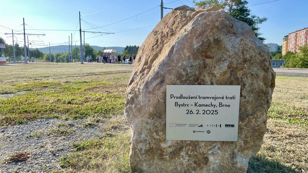 Politici klepali kladívky. Ani po půl roce miliardová stavba stále nezačala