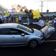 Demonstranti zablokovali některé významné silniční tahy, a to včetně klíčové dálnice u Tel Avivu.
