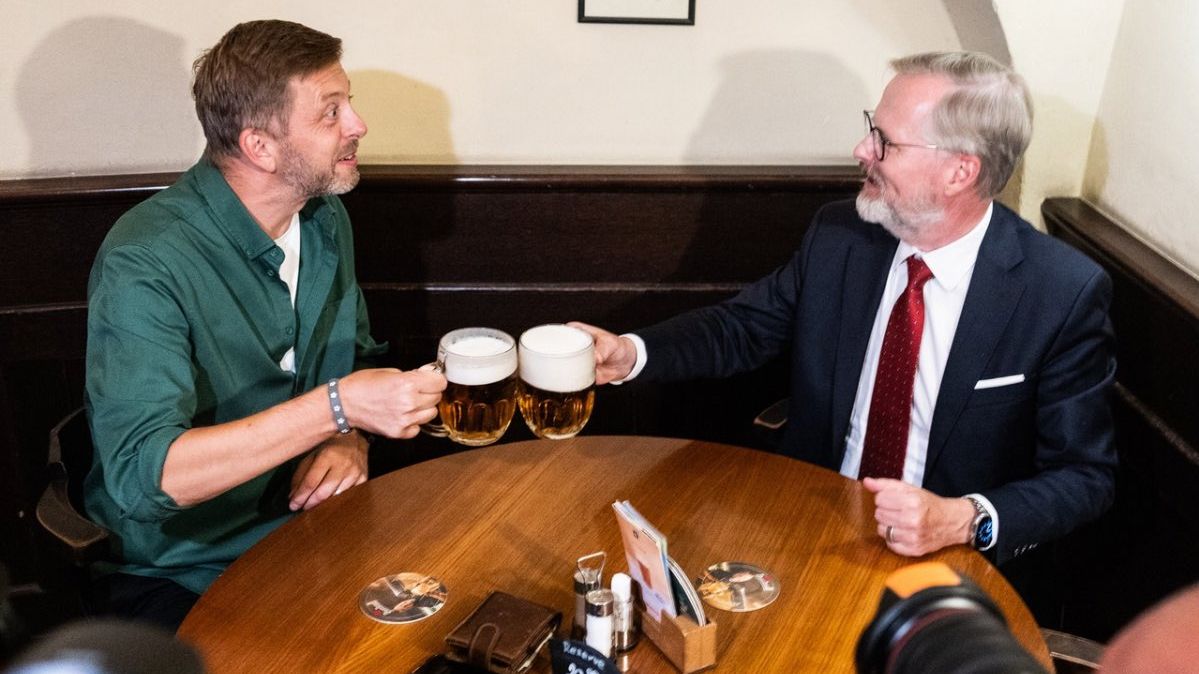 Rakušan a Fiala na pivu. Koho vlastně přesvědčovali